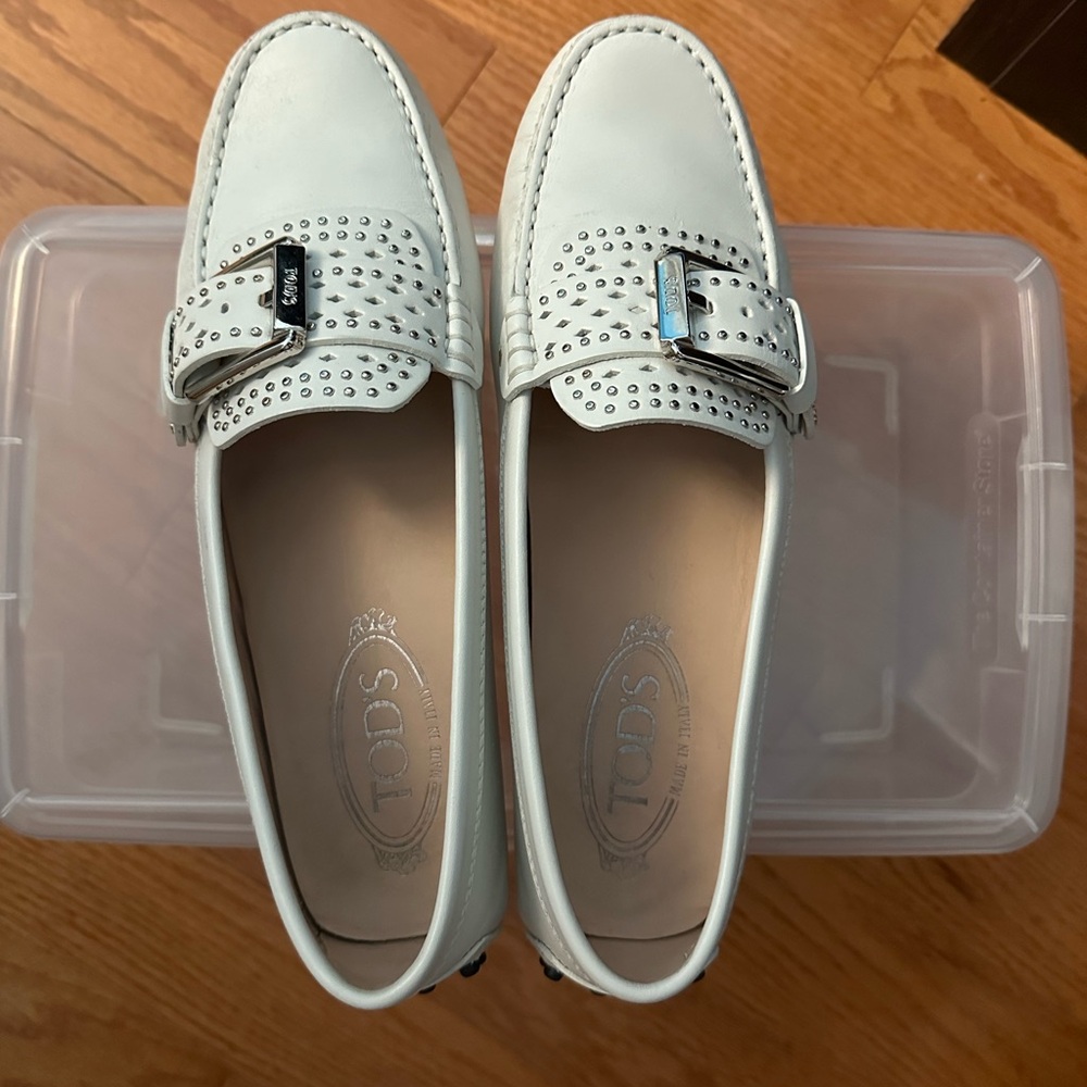 Tod’s white women loafers. Worn a few times, good condition.